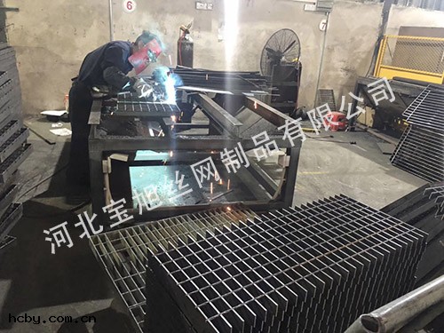 鋼(gāng)格板人工(gōng)焊接第二步.jpg
