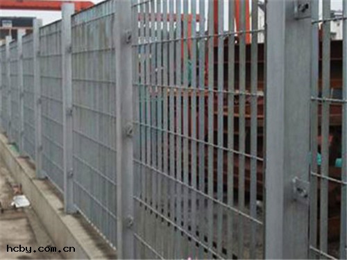 鋼格板圍欄