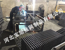 鋼格(gé)板人工焊接